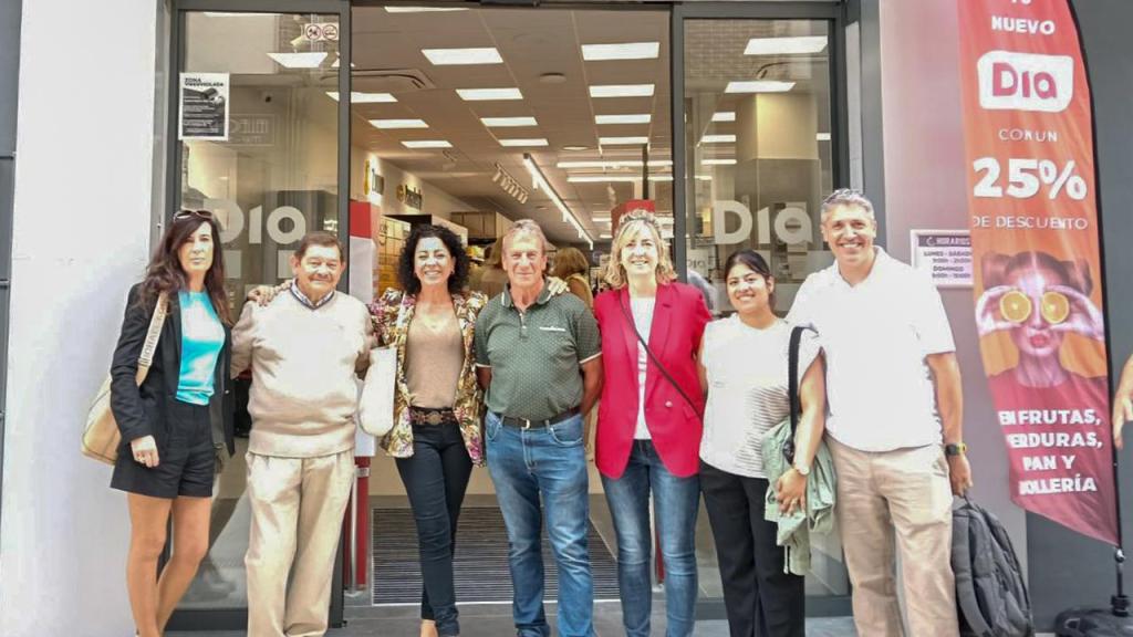 De izquierda a derecha: Responsable de Expansión de Dia (Isabel Gómez), Concejal de Repoblación e Integración de Belorado (Jose Maria García), Gerente de Inmuebles de la Delegación Norte de Dia (Maite Vitoria), Concejal de Medio Ambiente y Teniente Alcalde de Belorado (Conrado de Pedro), Staff del Departamento de Inmuebles de la Delegación Norte de Dia (Sonia García y Raquel Sainz) y Responsable de Expansión de Dia (Aitor Ruiz de Azua).