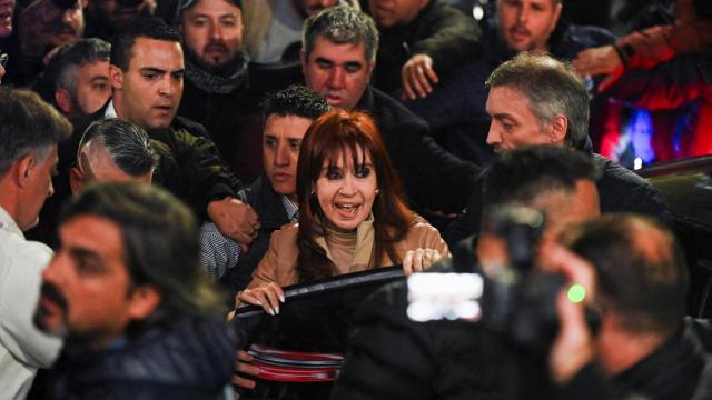 Cristina Fernández de Kirchner se dio un baño de masas, ayer, tras ratificarse la condena en su contra.