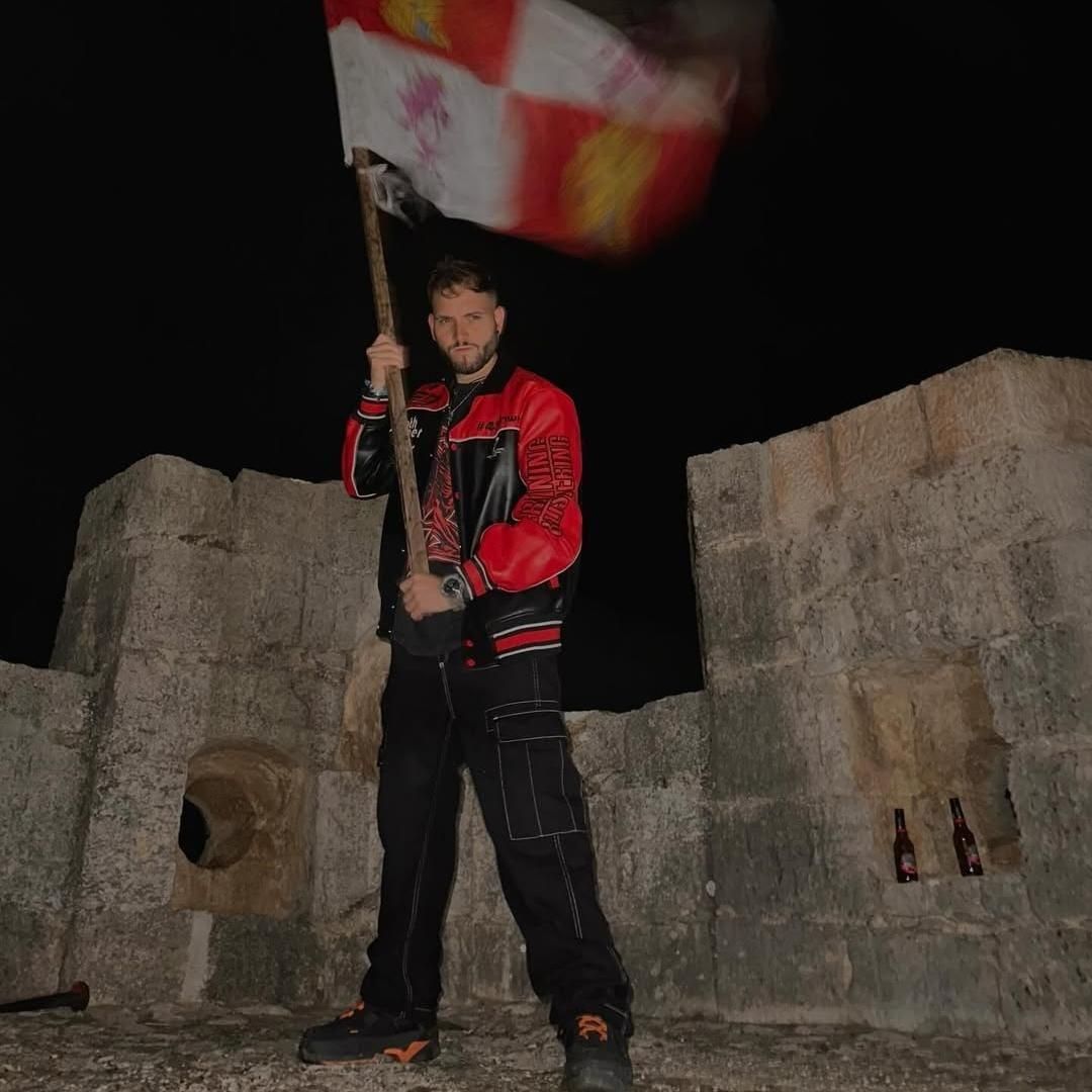 El alcalde de La Matilla enarbolando la bandera de Castilla y León