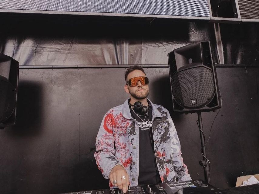 Diego Hernández, trabajando como DJ