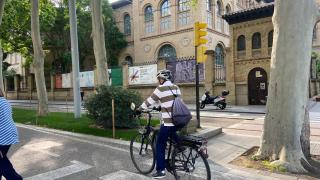 Un hombre en bicicleta en el centro de Zaragoza