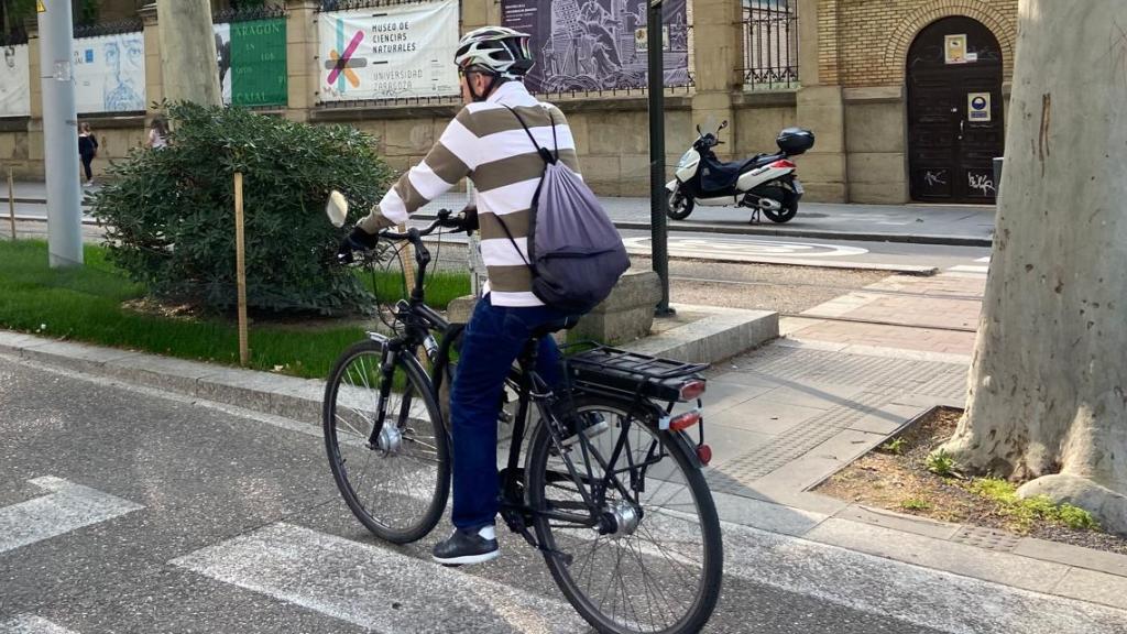 Un hombre en bicicleta en el centro de Zaragoza