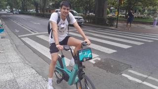 Gonzalo, ciclista en Zaragoza.