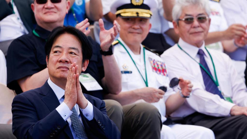 El presidente de Taiwán, Lai Ching-te, asiste al ejercicio anual de la guardia costera en Kaohsiung.