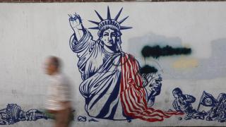 Un hombre pasa junto a un mural antiestadounidense en una calle de Teherán.