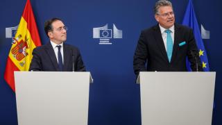 José Manuel Albares, ministro de Exteriores, junto a Maroš Šefčovič, comisario encargado de la negociación sobre Gibraltar, en Bruselas.