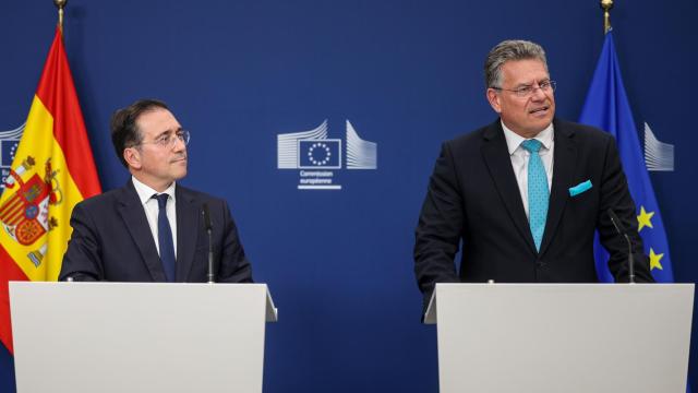 José Manuel Albares, ministro de Exteriores, junto a Maroš Šefčovič, comisario encargado de la negociación sobre Gibraltar, este miércoles en Bruselas.