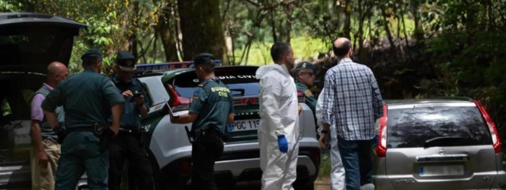 Agentes de la Guardia Civil en el lugar en el que se encontraron los cuerpos.