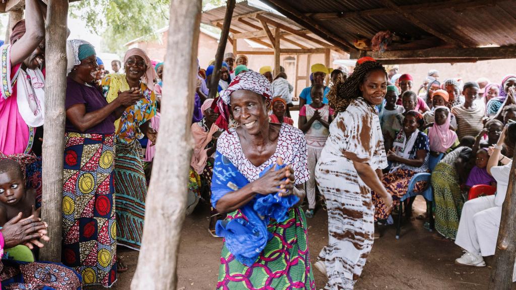 Katia Simone durante una de sus visitas a la región de Nakunga.