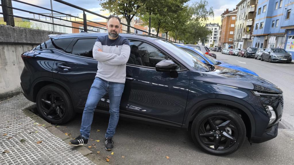 Adrián Nicieza y su Omoda 5.