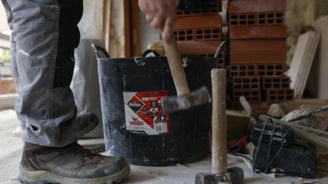 Un operario trabaja en la reforma de una vivienda.