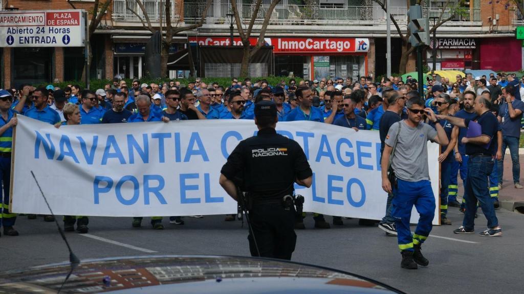 Miembros de la plantilla de Navantia en Cartagena se movilizan por las calles de la ciudad para exigir mejoras laborales.