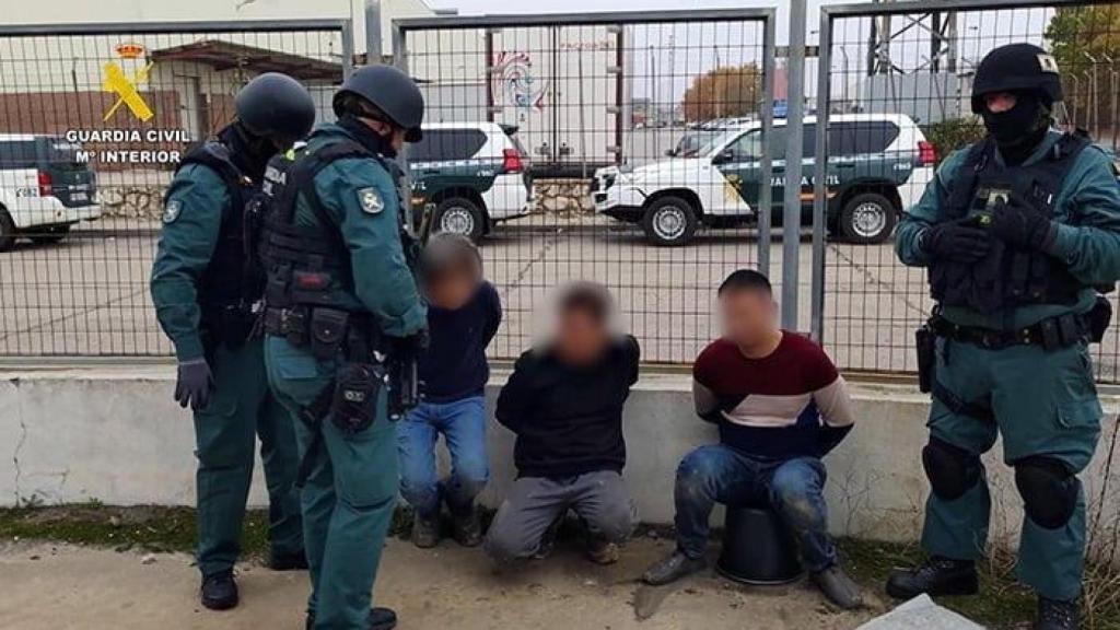 Imagen de archivo de tres ciudadanos chinos detenidos por agentes de la Guardia Civil en Cabanillas por la producción a larga escala de marihuana.