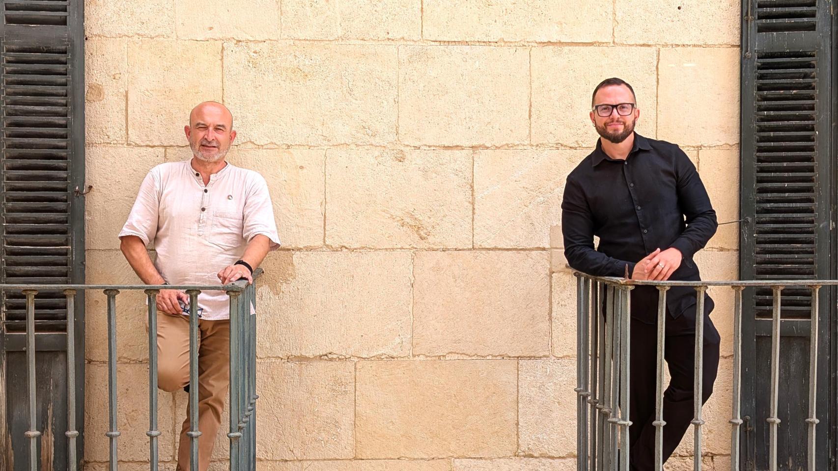 Manolo Copé, de Izquierda Unida Podemos, y Rafa Mas, de Compromís, en el Ayuntamiento de Alicante.