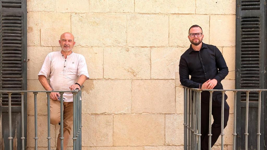 Manolo Copé, de Izquierda Unida Podemos, y Rafa Mas, de Compromís, en el Ayuntamiento de Alicante.