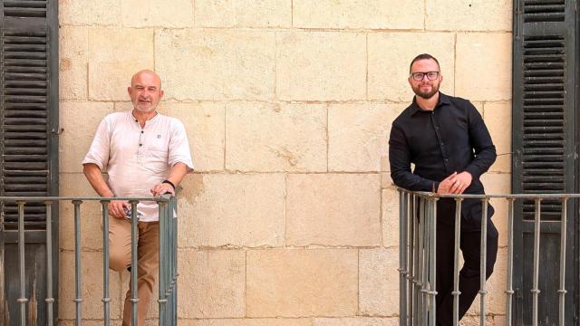 Manolo Copé, de Izquierda Unida Podemos, y Rafa Mas, de Compromís, en el Ayuntamiento de Alicante.