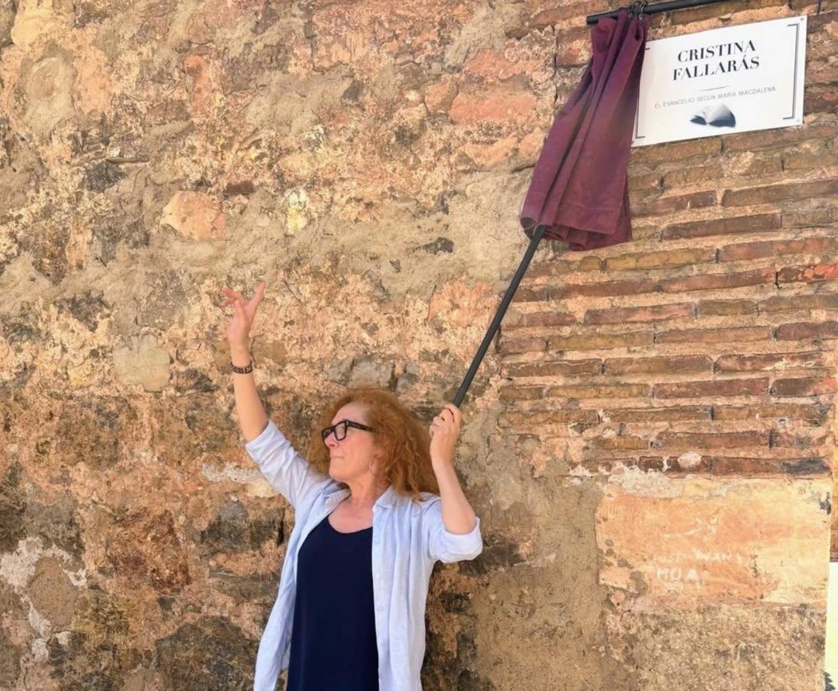 Cristina Fallarás con su placa en Libros.