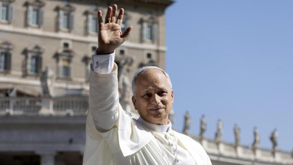 El papa León XIV saluda desde el papamóvil a su llegada a la plaza de San Pedro del Vaticano para oficiar la misa de Pentecostés este domingo.