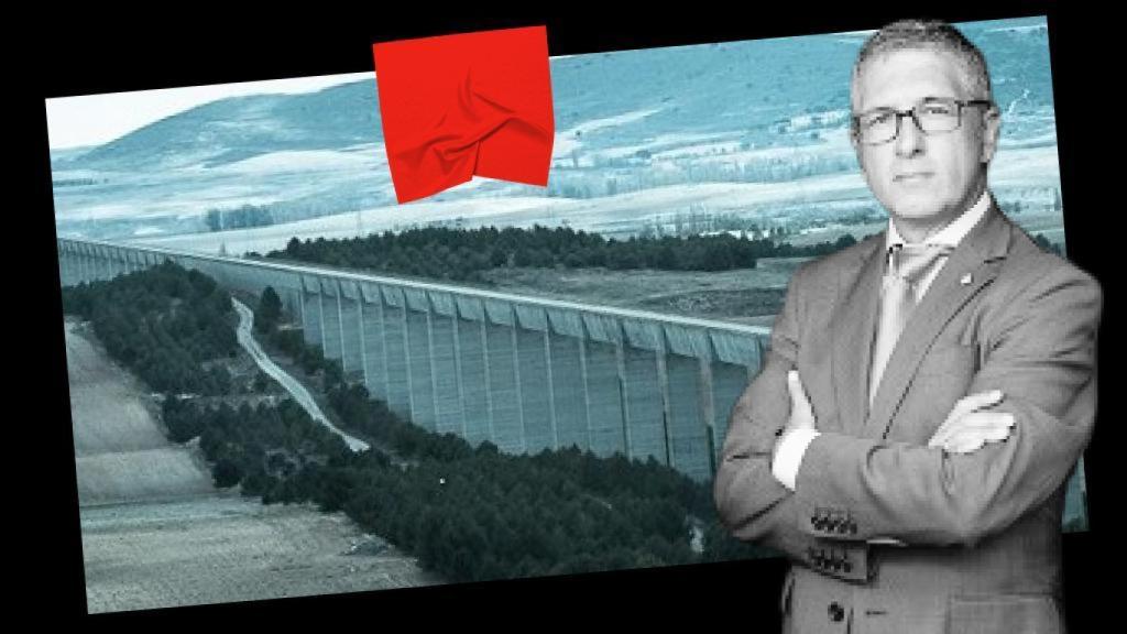 El secretario de Estado de Medio Ambiente, Hugo Morán, sobre una imagen del trasvase Tajo-Segura.