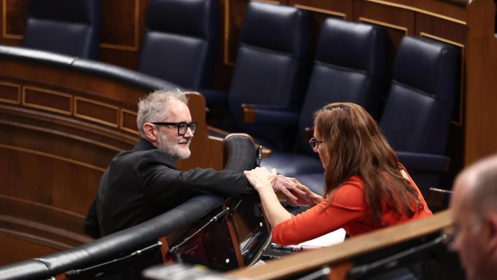Imagen del diputado de Sumar Rafael Cofiño y la ministra de Sanidad, Mónica García durante la sesión plenaria en el Congreso de los Diputados del 20 de marzo de 2025