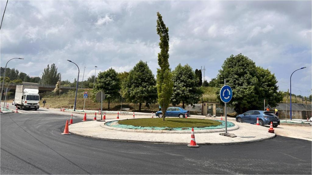 Abierta al tráfico la nueva rotonda de O Burgo, Culleredo (A Coruña), en la intersección AC-213
