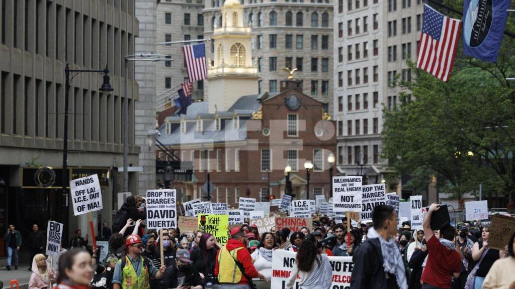 Una manifestación este miércoles en Boston en la que se reclamó la salida del Servicio de Control de Inmigración y Aduanas (ICE) de Massachusetts y Los Ángeles.