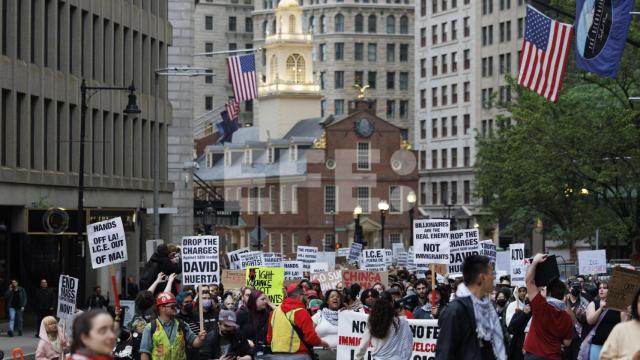Una manifestación este miércoles en Boston en la que se reclamó la salida del Servicio de Control de Inmigración y Aduanas (ICE) de Massachusetts y Los Ángeles.