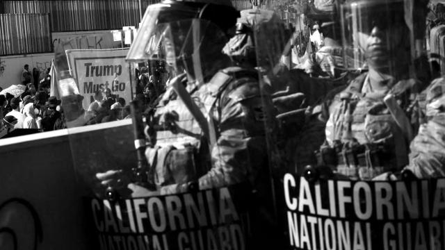 Miembros de la Guardia Nacional se despliegan frente a un edificio federal de Los Ángeles.