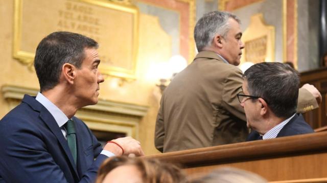 Sánchez observa a Santos Cerdán, ante la mirada de Patxi López, este miércoles en el Congreso.