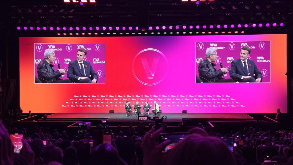 El CEO de Nvidia, Jen-Hsun Huang, conversa con el presidente de la República Francesa, Emmanuel Macron, en su conferencia  a tres junto al CEO de Mistral AI, Arthur Mensch, este 11 de junio en el marco de VivaTech 2025 en París.