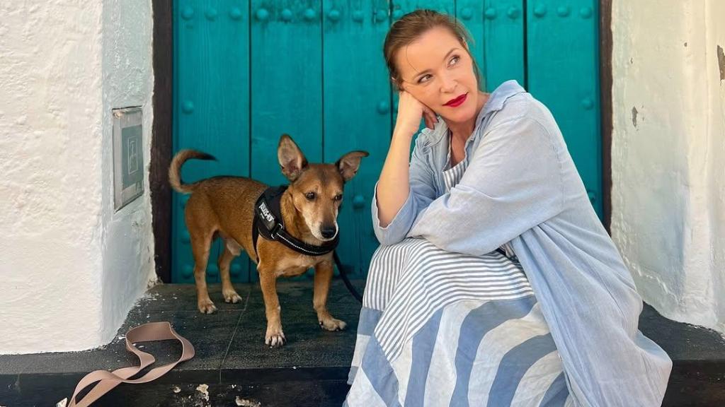 María Esteve junto a su perro durante unas vacaciones.