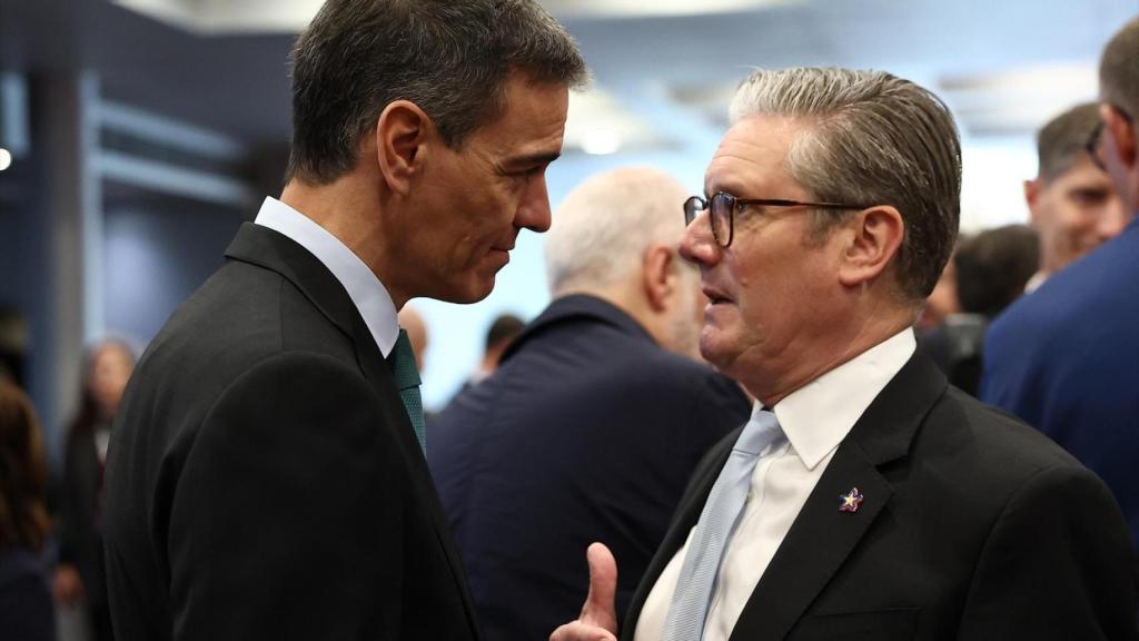 El presidente del Gobierno, Pedro Sánchez, conversa con el primer ministro de Reino Unido, Keir Starmer, durante la cumbre de la Comunidad Política Europea, a 16 de mayo de 2025, en Tirana (Albania).
