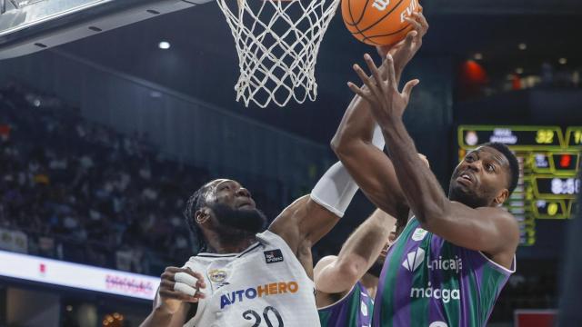 Bruno Fernando luchando por la posesión con Ejim.