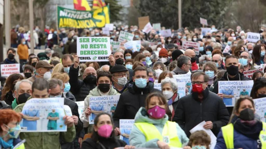 Varias personas durante una manifestación en defensa de la Atención Primaria para la población de las zonas rurales, a 16 de febrero de 2022, en Teruel