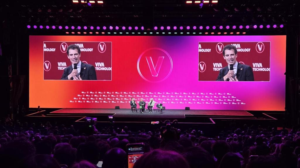 El CEO de Mistral AI, Arthur Mensch, durante una de sus intervenciones en la conferencia junto al CEO de Nvidia y Emmanuel Macron el 11 de junio en VivaTech.