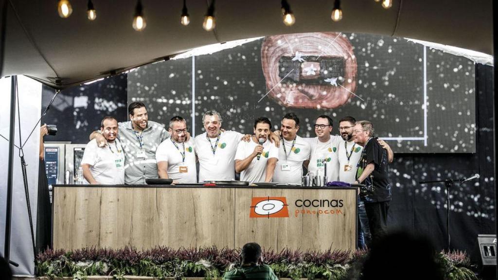 Francis Paniego, junto a amigos y compañeros de profesión, durante el festival gastronómico MAMA.