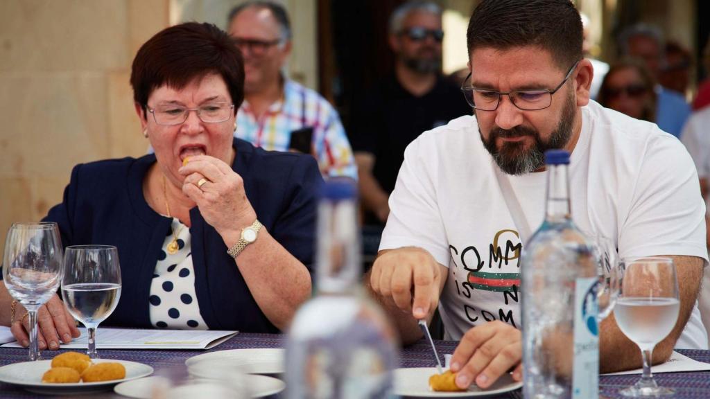 Dani García valorando las croquetas concursantes.