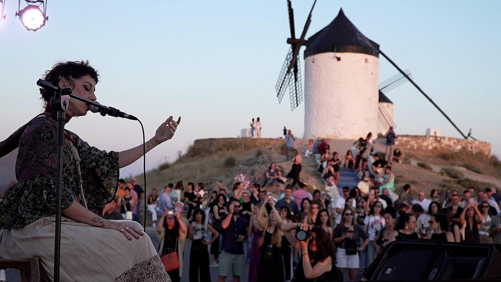 Atardeceres con ALMA congrega a más de 500 almas bajo junto a los molinos de Consuegra