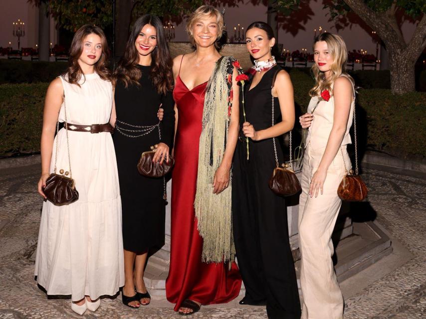 La propietaria de la firma, en el centro, junto a Nicole Wallace, Madison Grace Reed, Victoria Justice y Rain Spencer, en la presentación española del bolso.