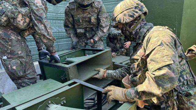 Soldados surcoreanos ajustan un altavoz de propaganda durante un ejercicio militar cerca de la zona desmilitarizada, en Paju. Imagen del Ministerio de Defensa, 9 de junio de 2024.