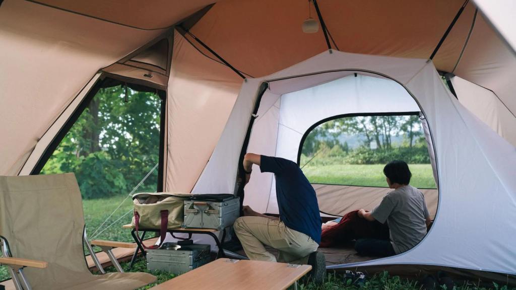 El interior de la tienda de campaña Land Nest.