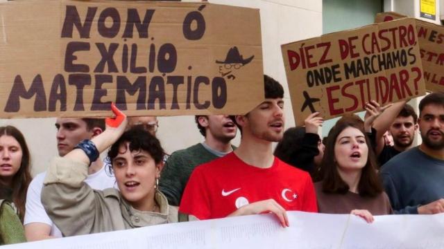 Protestas ante al Parlamento para exigir a la Xunta la continuidad del Máster en Matemáticas.
