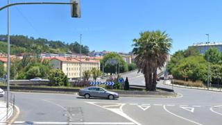 El accidente ocurrió en la rotonda de Pontepedriña.