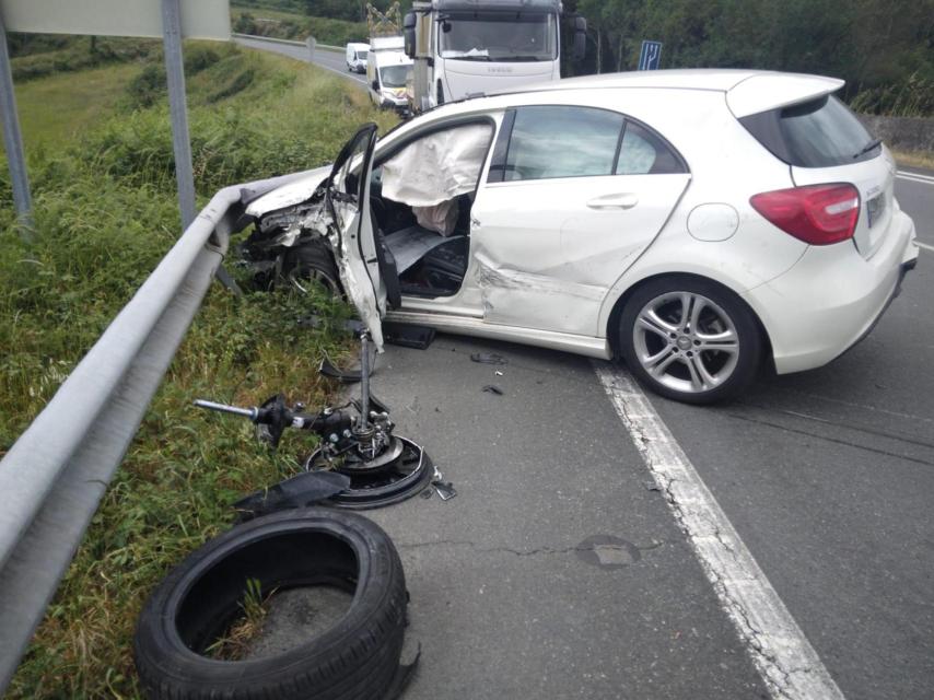 Uno de los vehículos implicados en un accidente de tráfico en Arzúa.