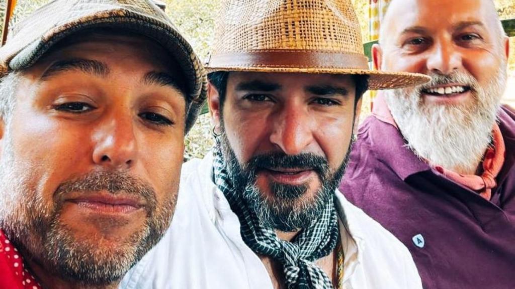 Dani Franco, en el centro, junto a dos de sus acompañantes en El Rocío.