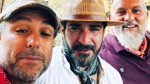 Dani Franco, en el centro, junto a dos de sus acompañantes en El Rocío.