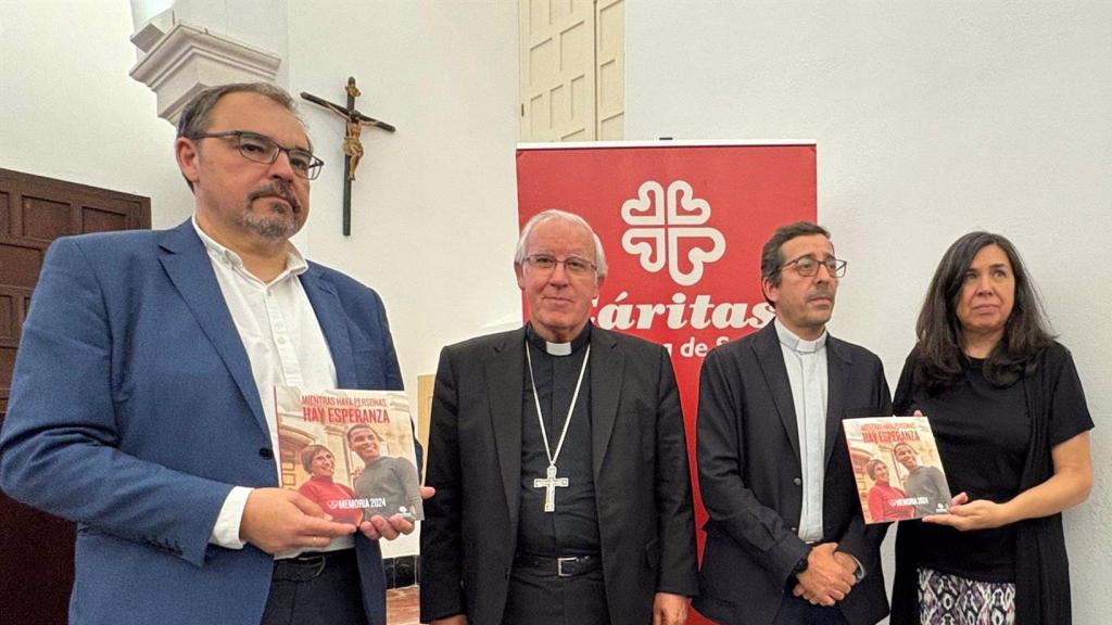 El director de Cáritas, Miguel Ángel Carbajo, el arzobispo, José Ángel Sáiz, y el delegado episcopal de Cáritas, Salvador Diánez.