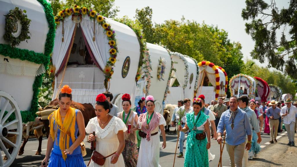 La Hermandad del Rocío del Cerro del Águila, en su camino de ida a la aldea.