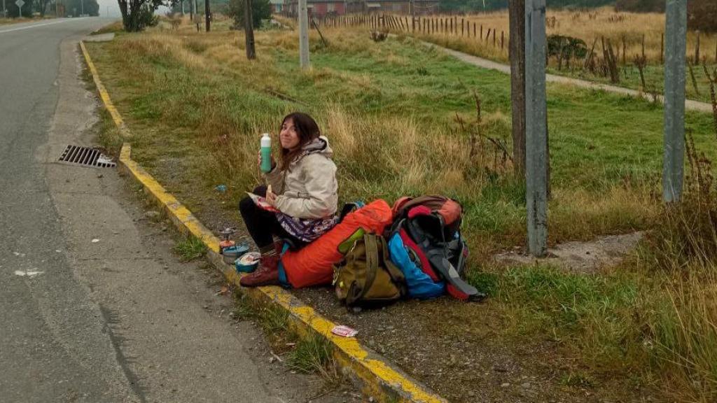 Maria Perles, en mitad del viaje, haciendo autostop.
