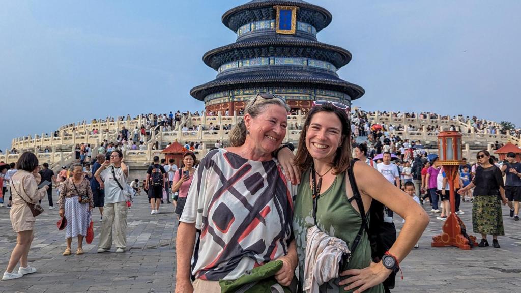 Maria Perles y su madre, en su reencuentro en Asia.